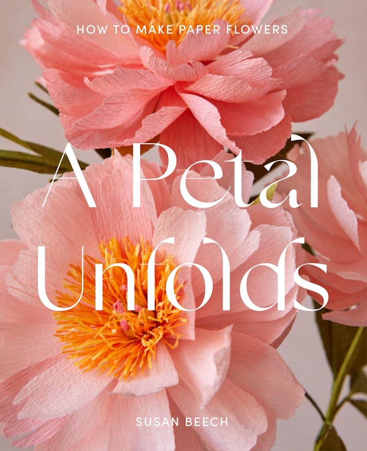 Cover image for A Petal Unfolds: How to Make Paper Flowers, isbn: 9781911670131